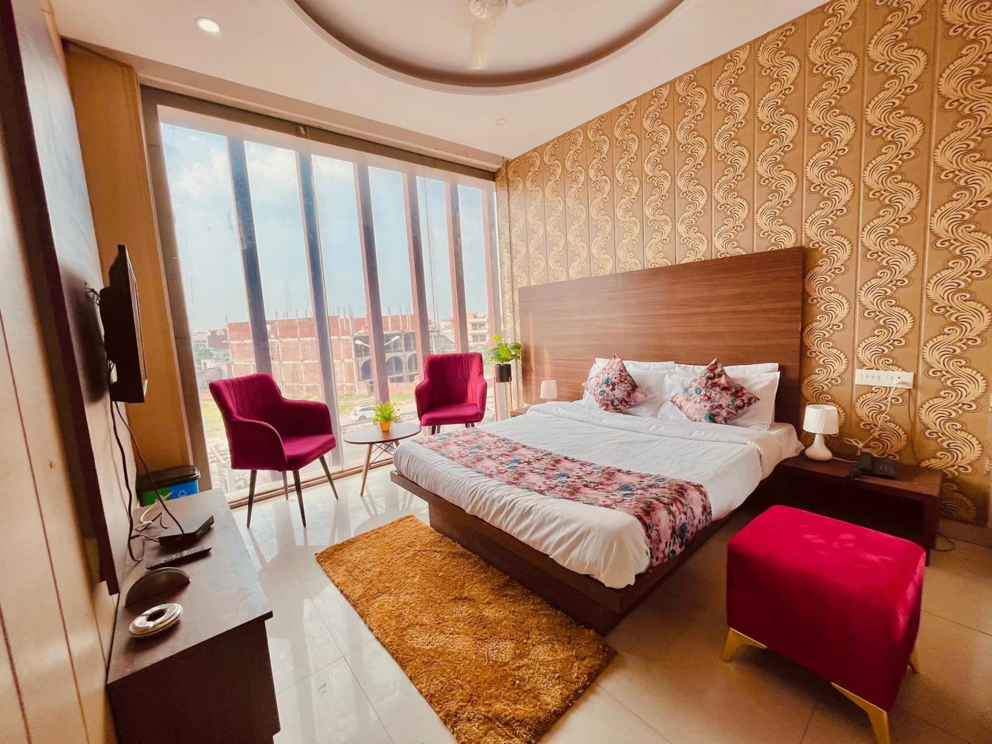 Hotel The Pearl Grand - Top Rated ! Most Awarded ! Parking ! Lift ! Luxury Rooms ! Best Selling Zirakpur Екстериор снимка