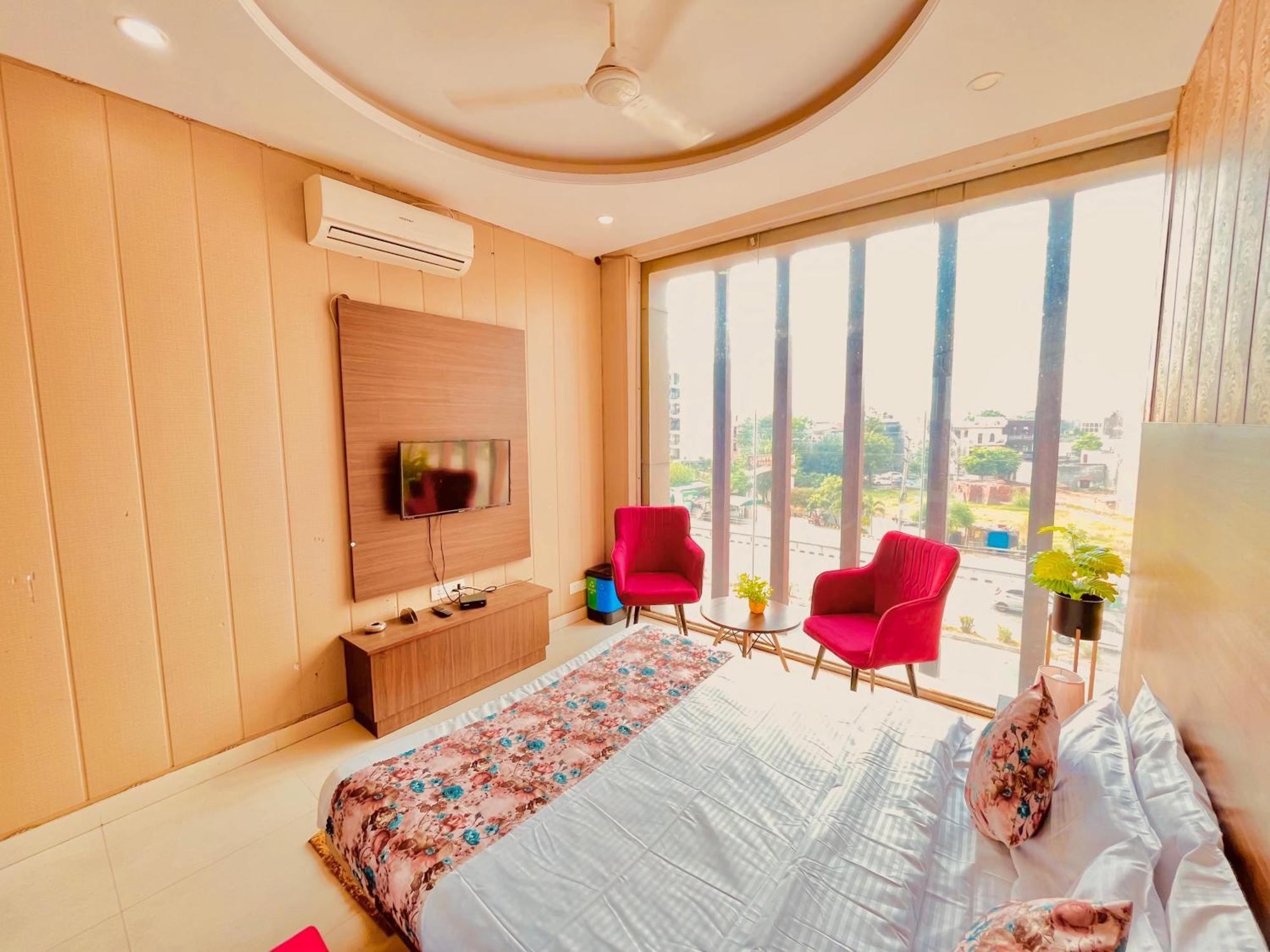 Hotel The Pearl Grand - Top Rated ! Most Awarded ! Parking ! Lift ! Luxury Rooms ! Best Selling Zirakpur Екстериор снимка